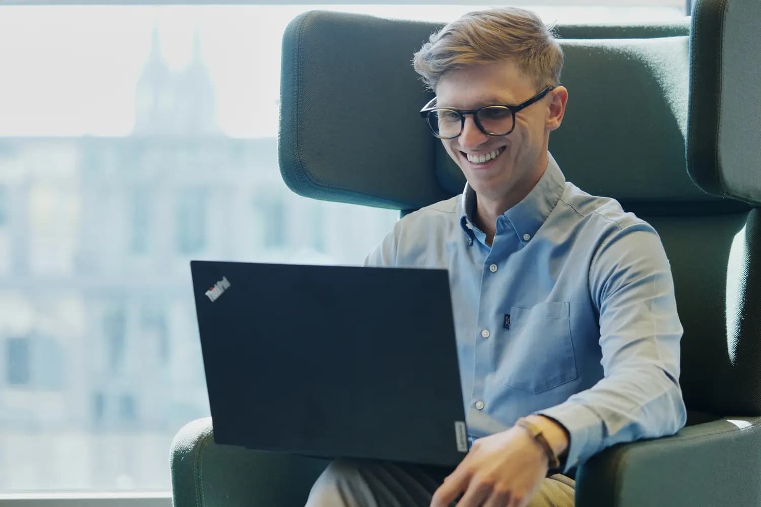 Arbeit im Analyseprozess mit Laptop und strukturierten Auswertungen im Kontext diagnostischer Fragestellungen