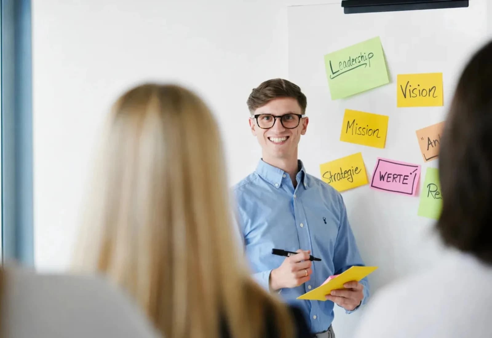 Workshop-Situation zur Führungskräfteentwicklung bei proJob: Leadership, Mission, Strategie und Werte auf Notizzetteln