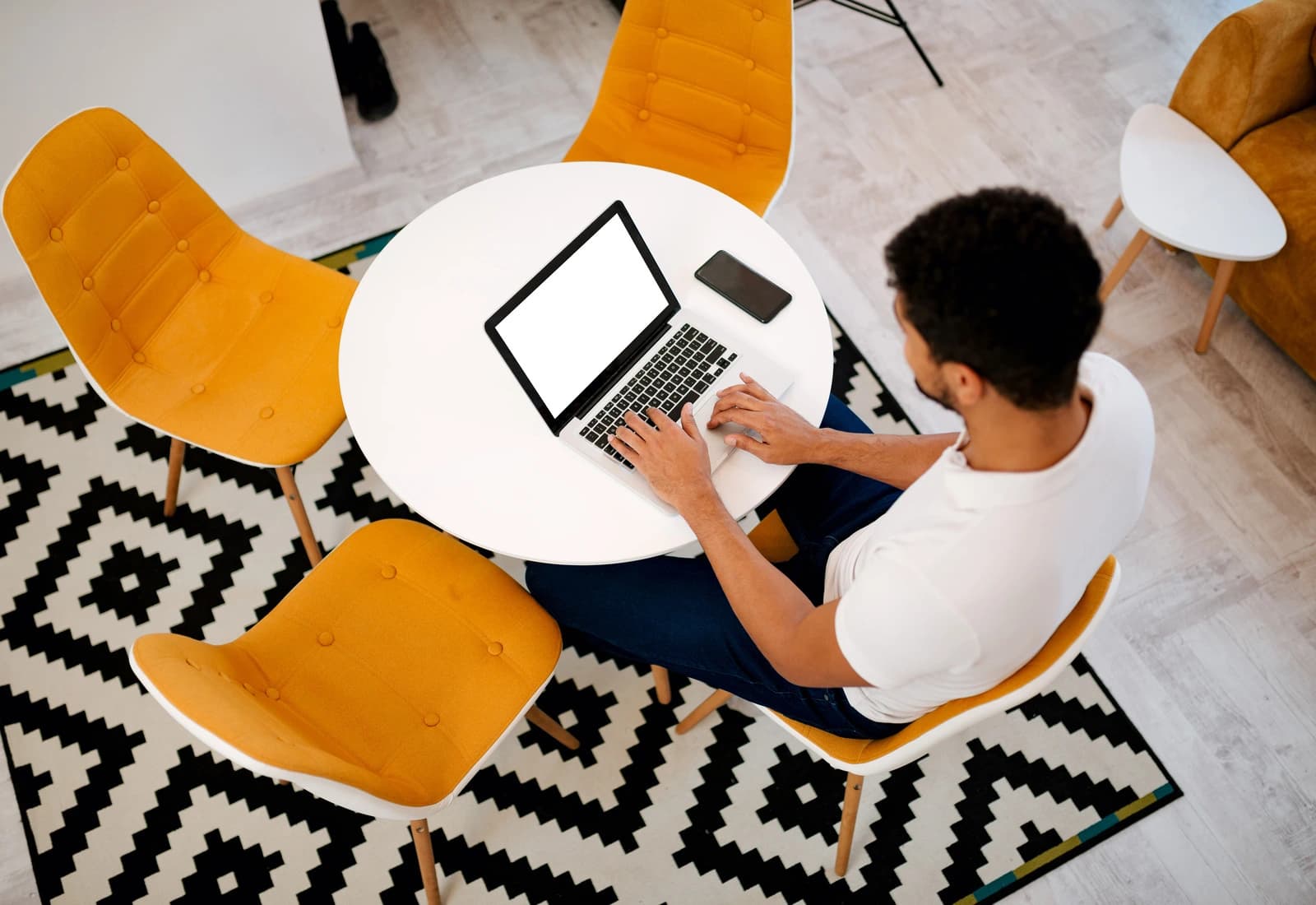 Fachbeiträge im proJob Magazin am Laptop lesen