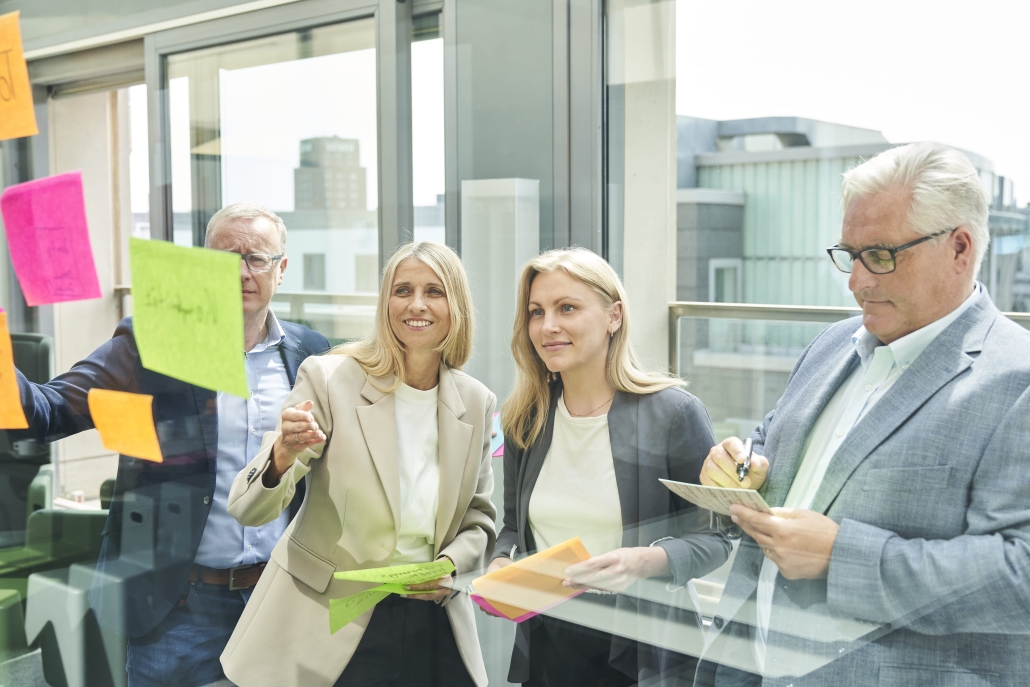 Führungskräfte bei einem Workshop zur praxisnahen Führungskräfteentwicklung mit Moderationskarten.