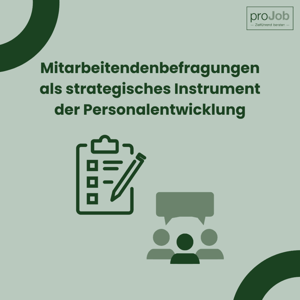 Symbolgrafik mit Fragebogen und Sprechblase: Mitarbeitendenbefragung als strategisches Instrument der Personalentwicklung