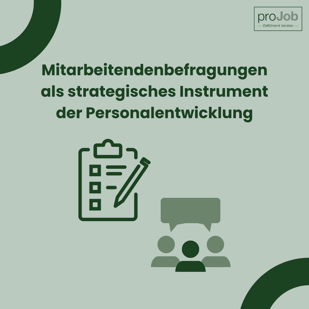 Symbolgrafik mit Fragebogen und Sprechblase: Mitarbeitendenbefragung als strategisches Instrument der Personalentwicklung