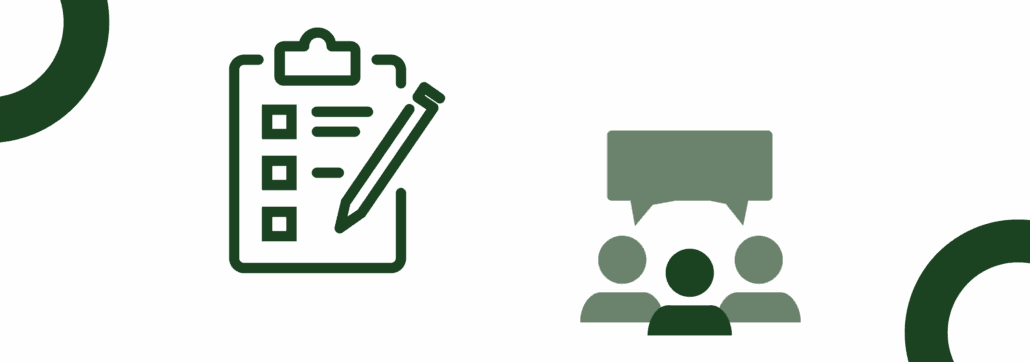 Symbolgrafik zur Mitarbeitendenbefragungen: Checkliste mit Stift und Personengruppe mit Sprechblase auf weißem Hintergrund