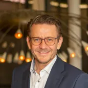 Porträt von Konstantin Brovot, Kundin von der Profimiet GmbH, freigestellter Ausschnitt für die Kundenstimmen-Sektion.