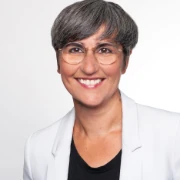 Porträt von Melanie Heß, Kundin von der Mesago, freigestellter Ausschnitt für die Kundenstimmen-Sektion.