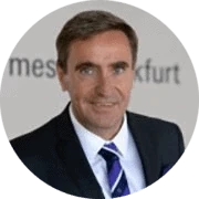 Porträt von Stephan Kurzawski, Kundin von der Messe Frankfurt, freigestellter Ausschnitt für die Kundenstimmen-Sektion.