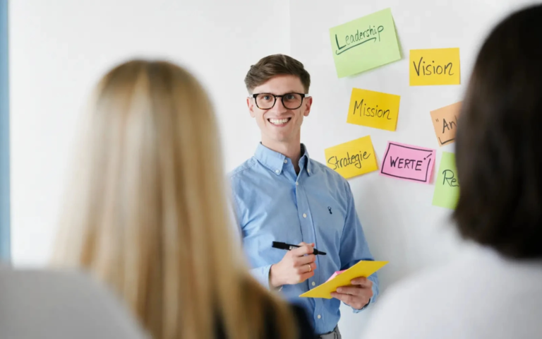 Führungskräfte arbeiten gemeinsam an zentralen Führungsthemen wie Leadership, Vision und Werten.
